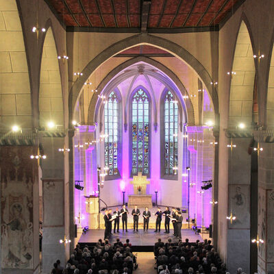 Bild vergr&ouml;&szlig;ern: In der vollbesetzten Stiftskirche beendete das zwölfköpfige Männer-Vokalensemble mit einem Konzert der Extraklasse die Kultursommer Nordhessen Saison 2019. (Bild: Silke Does)