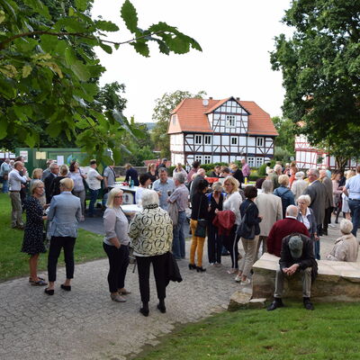 Bild vergr&ouml;&szlig;ern: Vor dem Konzert und in der Pause genossen die Konzertbesucherinnen und Besucher die laue Sommernacht mit kühlen Getränken.