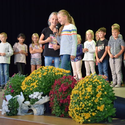 Bild vergrern: Rund 55 Kinder, alle Klassen 2 der Ernst-Abbe-Schule, hieen ihr Publikum mit frhlichen Begrungsliedern willkommen.