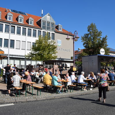Bild vergrern: Vor dem Rathaus genossen zahlreiche Besucherinnen und Besucher die sptsommerlichen Sonnenstrahlen bei einem Glas Wein und einer Bratwurst.