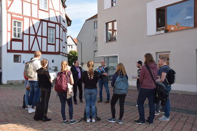 Bild vergr��ern: Studenten der Fachhochschule Erfurt besuchten vergangene Woche den Brauplatz im Oberkaufunger Altdorf, der zum st�dtebaulichen Vorzeigeobjekt geworden ist.
