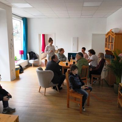 Bild vergr��ern: Zur Er�ffnung schauten viele B�rgerinnen und B�rger sich die neugestalteten R�ume an.