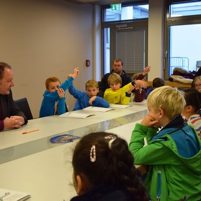 Bild vergrern: Die Kinder hatten im Vorfeld etliche Fragen gesammelt, die sie beim Besuch Brgermeister Arnim Ro eifrig stellten.