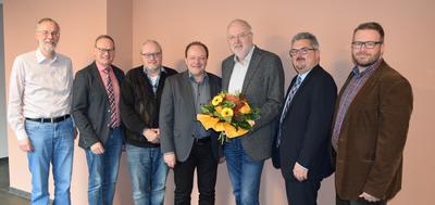 Bild vergr��ern: Der Vorstand des Wasserverbandes Losse verabschiedet Vorstandsmitglied J�rgen Freymuth in den Ruhestand: (v.l.n.r.) Andreas Graf (Gesch�ftsf�hrer Wasserverband Losse), Michael Heu�ner (B�rgermeister Hessisch Lichtenau), Peter Schill (Kreisbeigeordneter des Werra-Mei�ner-Kreises), Arnim Ro� (Verbandsvorsteher und B�rgermeister Kaufungen), J�rgen Freymuth (Betriebsleiter KASSELWASSER), Christian Strube (Kreisbeigeordneter des Landkreises Kassel) und Marcel Br�ckmann (B�rgermeister Niestetal).