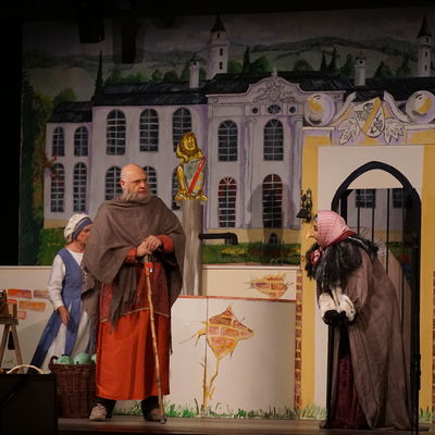 Bild vergr��ern: Die Hexe (Nicole Ohm-Hansen) trifft auf den Zauberer Wetterbock (Hans-Georg Drabsch) und besucht den Stand von Marktjunge Jakob (Dirk Br�ckmann).