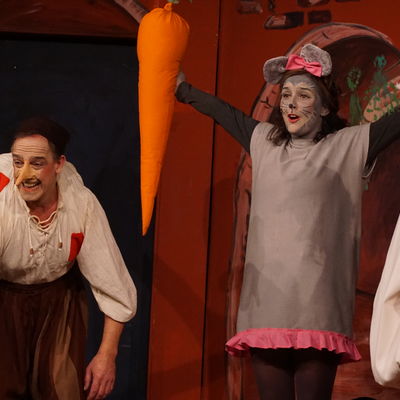 Bild vergr��ern: Der Zwerg Nase (Michael Bruske) trifft in der Hexenh�tte neue Freunde.