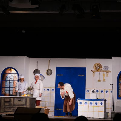 Bild vergr��ern: Zwerg Nase probiert sich als Koch bei der K�nigsfamilie von Pummelonien.