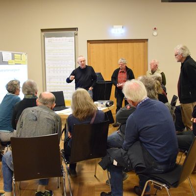 Bild vergr��ern: Moderatoren aus der Arbeitsgruppe Runder Tisch A 44 gaben Informationen.