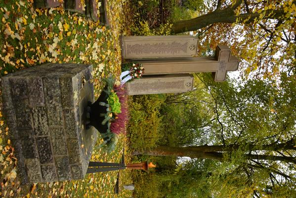 Bild vergr��ern: Bild 1: Auf dem Friedhof in Oberkaufungen erinnern zwei Mahnmale an die Opfer von Krieg und Gewaltherrschaft w�hrend der beiden Weltkriege. 