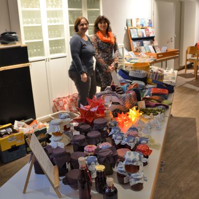 Bild vergr��ern: Im Lossehaus wurden handwerkliche Weihnachtsbasteleien angeboten...