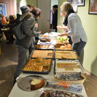 Bild vergr��ern: ... und leckerer selbstgebackener Kuchen verkauft.