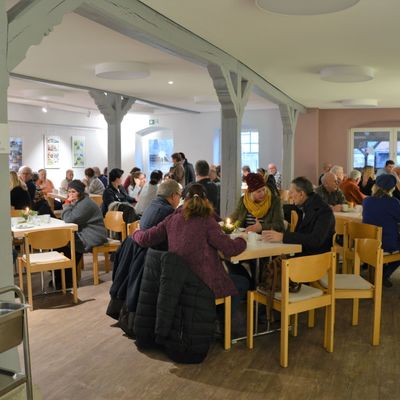 Bild vergr��ern: Viele Besucherinnen und Besucher nutzen die R�ume zur Begegnung und zum Aufw�rmen.