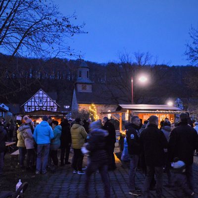 Bild vergr��ern: Ein buntes Markttreiben herrschte im alten Ortsteilkern.