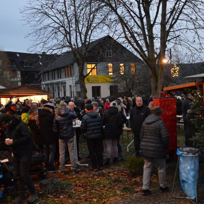 Bild vergrern: Der Sportverein SV 07 und die Evangelische Kirchengemeinde Niederkaufungen organisierten den Adventsmarkt und freuten sich ber den regen Zuspruch.