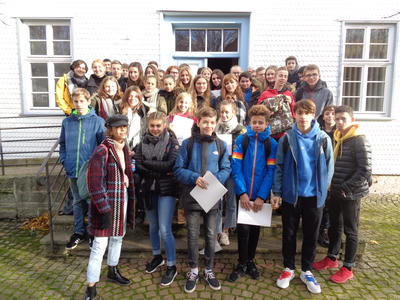 Bild vergr��ern: Junge Franzosen besuchten die Alte Schule (Foto Joachim Feja)