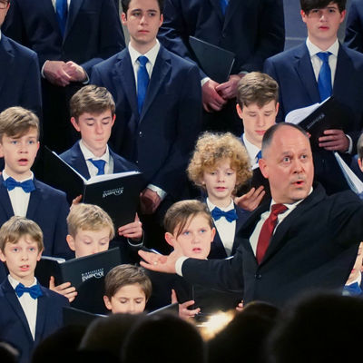 Bild vergr��ern: Der Knabenchor unter der Leitung von Martin Lehmann erf�llen die Gew�lbe mit ihren klaren Stimmen.