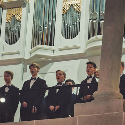 Bild vergr��ern: Die Knaben �berraschen auf der Orgelempore.