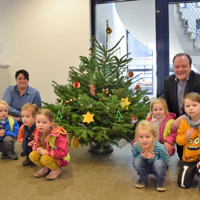 Bild vergr��ern: Der Weihnachtsbaum ist fertig geschm�ckt!