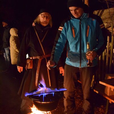 Bild vergr��ern: Am Annodazumal-Stand kochte leckere Feuerzangenbowle aus Riesling �ber knisterndem Feuer.