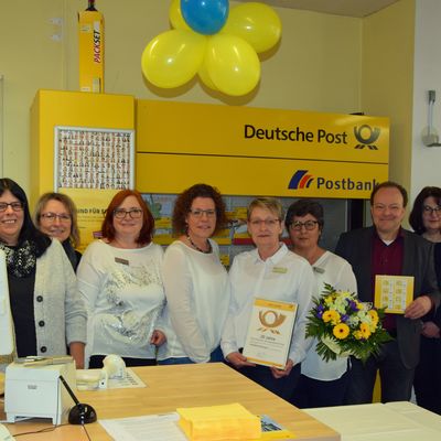 Bild vergr��ern: Im Rahmen einer kleinen Feierstunde wurde das besondere Post-Jubil�um begangen. V.l.n.r.: Helga Bachmann (Reinigungskraft und Hausmeisterin in der Au�enstelle Niederkaufungen), das gesamte Ober- und Niederkaufunger Post-Team: Claudia Rehbein, Stefanie Bur