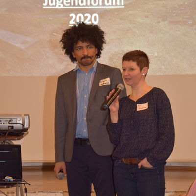 Bild vergr��ern: Eva Haschke, Kinder- und Jugendbeauftragte der Gemeinde Kaufungen und Moderator David Zabel motivierten die Jugendlichen immer wieder dazu, ihre Stimme zu erheben, Vorschl�ge zu machen und Kritik zu �u�ern, um Kaufungen mitzugestalten.