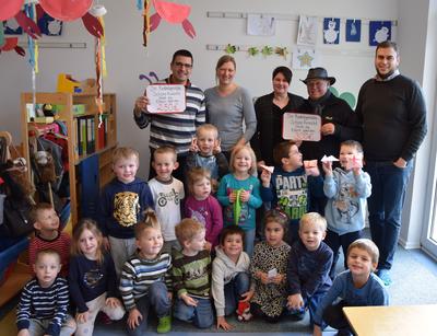 Bild vergr��ern: Spenden�bergabe der Kita Zur Sch�nen Aussicht an Kaufunger Projekte. Hintere Reihe von rechts nach links: Vassili Konstantinidis (Elternbeirat Zur Sch�nen Aussicht), G�nter R�nnfranz (Naturfreunde Kaufungen e.V.), Silvia Bunk (Kita-Leitung), Bianka Premm 