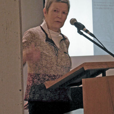 Bild vergr��ern: Barbara Orth las nun aus ihrer R�ck�bersetzung vor.
