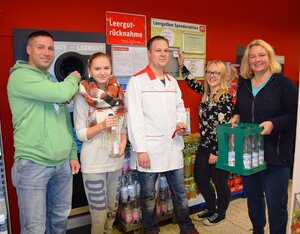 Bild vergr&ouml;&szlig;ern: Freuen sich &uuml;ber eine originelle Idee: Stefan Kuhn (Jugendarbeiter), Lisanne Reuleke (FSJ`lerin JZ), Daniel Grob (REWE-Getr&auml;nkemarkt), Anne Sagert (Berufspraktikantin JZ), Gerlinde N&ouml;ll (Jugendarbeiterin).