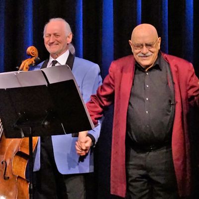 Bild vergr��ern: Ein eingespieltes Team genie�t den Applaus.