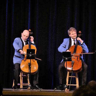 Bild vergr��ern: Das Rastelli Cello Quartett �berzeugt mit virtuosem Spiel.