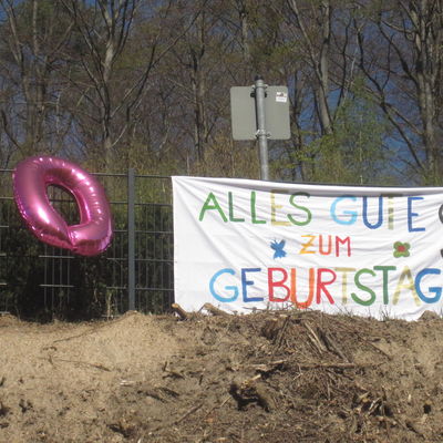 90. Geburtstag in der Coronakrise: Pflegerinnen und Pfleger sowie Familienangeh&ouml;rige bereiten Geburtstagskind einen unvergesslichen Tag (Bild: Claudia Wolff)