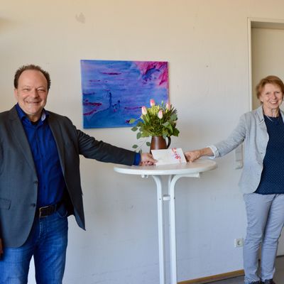 Ein fröhlicher Abschied mit Abstand: Bürgermeister Arnim Roß und Dietlind Meyer in der Begegnungsstätte Kaufungen.