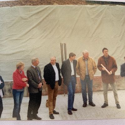 Bild vergrern: Dietlind Meyer und Nachfolgerin Stefanie Khn bei der Grundsteinlegung des 2004 eingeweihten Familienzentrums neben der Begegnungssttte.