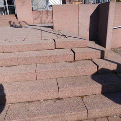 Ende Mai wird die Treppenanlage auf dem Rathausvorplatz saniert.