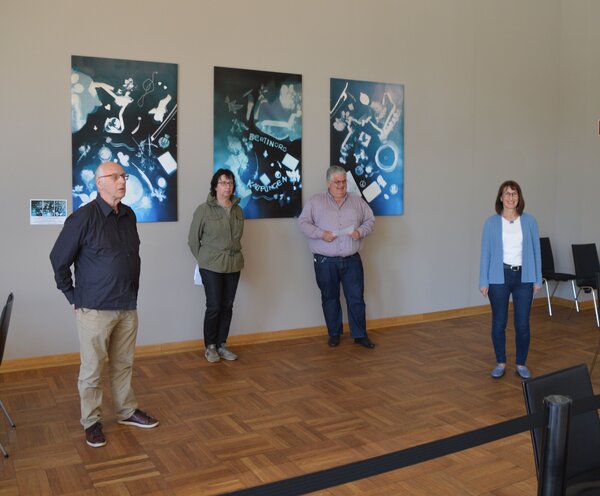 Uli Große, Bärbel Schmeltzer, Carsten Marth und Iris Sager nahmen ihre Grußbotschaft vor dem Freundschaftskunstwerk im Bürgerhaussaal anlässlich des 20.Jubiläums der Gemeinde-Partnerschaft auf.