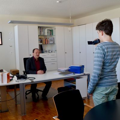 Bild vergr��ern: Ansgar Federbusch, der als Techniker gewonnen werden konnte, filmte B�rgermeister Arnim Ro� in dessen Amtszimmer.