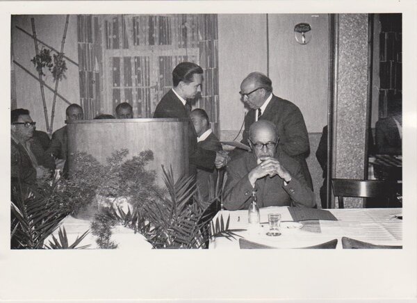 Gerhard Iske bei seiner ersten Wahl zum Bürgermeister am 15.08.1966 mit dem Ersten Beigeordneten Johann Pritsch und dem Stellv. Gemeindevertretervorsitzenden Otto Kober. Foto: Aug. Salzmann.