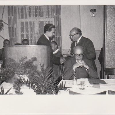 Gerhard Iske bei seiner ersten Wahl zum Bürgermeister am 15.08.1966 mit dem Ersten Beigeordneten Johann Pritsch und dem Stellv. Gemeindevertretervorsitzenden Otto Kober. Foto: Aug. Salzmann.