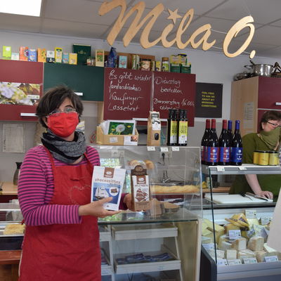 Bild vergrern: Verena Koslowsky fr den Einkaufsladen Mila O. mit einer besonderen Schokolade, die emissionsfrei per Lastenrad von den Niederlanden nach Deutschland geliefert wird.