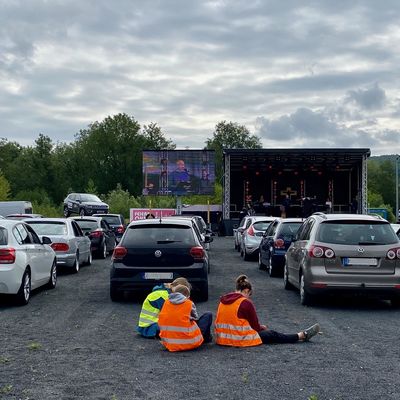 Miteinander Familienkirche feiern - in Sichtweise und trotzdem mit Abstand.