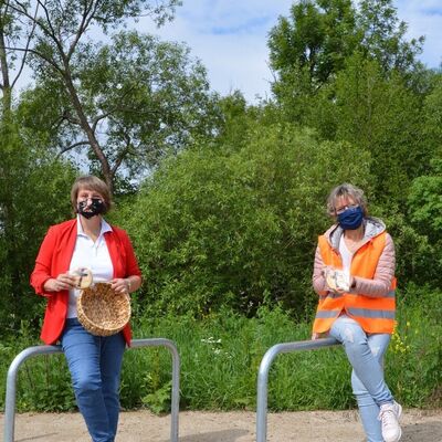 Bild vergr&ouml;&szlig;ern: Beim Herausfahren gab es von Stefanie Kühn und Gabi Batz noch einen großen Keks für die Besucher*innen, der am Fronleichnamstag traditionell von der Katholischen Kirchengemeinde ausgeteilt wird.