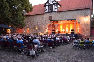 Bild vergr��ern: Nicht nur das Heimatfest 50 Jahre Gro�gemeinde Kaufungen, sondern auch der Stiftssommer mussten in diesem Jahr zum Schutz der Gesundheit abgesagt werden. Um die K�nstlerszene zu unterst�tzen, wird die Gemeinde Kaufungen mit ortsans�ssigen K�nstlern, die im Siftssommerprogramm vorgesehen waren, einen Videoclip drehen.