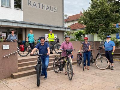 Bild vergr��ern: Radfahrer aus verschiedenen Teams sammelten f�r Kaufungen viele Kilometer, um auf den Klimaschutz hinzuweisen, v.l.n.r.: Verena Koslowsky, Christina Eiling, B�rgermeister Arnim Ro�, Bernhard Weingart, Radbeauftragter Burkhard Wassel, Dagmar Damm und Klaus