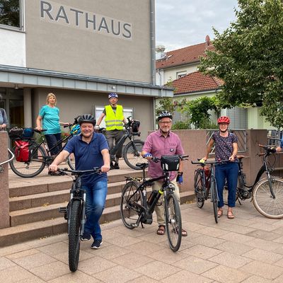 Radfahrer aus verschiedenen Teams sammelten f&uuml;r Kaufungen viele Kilometer, um auf den Klimaschutz hinzuweisen, v.l.n.r.: Verena Koslowsky, Christina Eiling, B&uuml;rgermeister Arnim Ro&szlig;, Bernhard Weingart, Radbeauftragter Burkhard Wassel, Dagmar Damm und Klaus