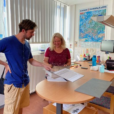 Die Jugendarbeiter Paul Bauersfeld und Gerlinde N&ouml;ll suchten gemeinsam einen passenden Fu&szlig;bodenbelag aus.