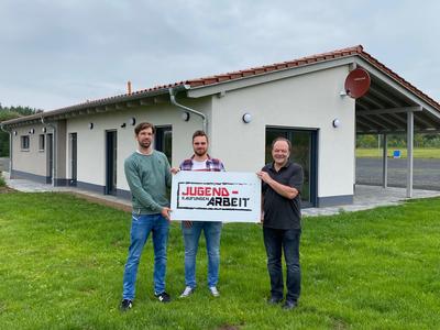 Bild vergr��ern: Hoffentlich kann die Jugendarbeit bald wieder richtig durchstarten - der neue Treffpunkt am Festplatz ist schon fast bereit daf�r: v.l.n.r. Jugendarbeiter Paul Bauersfeld, FSJ`ler Tim Gro�berndt und B�rgermeister Arnim Ro�.