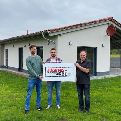 Hoffentlich kann die Jugendarbeit bald wieder richtig durchstarten - der neue Treffpunkt am Festplatz ist schon fast bereit daf&uuml;r: v.l.n.r. Jugendarbeiter Paul Bauersfeld, FSJ`ler Tim Gro&szlig;berndt und B&uuml;rgermeister Arnim Ro&szlig;.