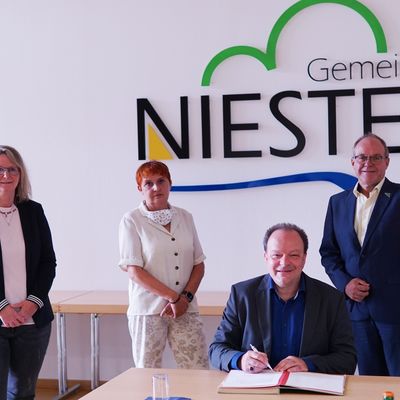 v.l. Heike Pfl&uuml;ger (Niestetal), Ute Wolfram-Liese (Helsa), Arnim Ro&szlig; (Kaufungen) und Michael Steisel (S&ouml;hrewald)