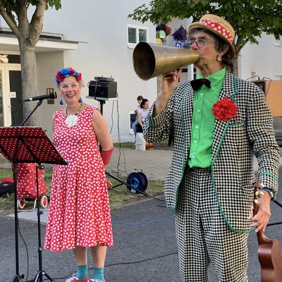 Bild vergr��ern: Kluntje und Matjes unterhielten mit Jonglagek�nsten, Musik und humorvollen Showeinlagen das bunt gemischte Publikum auf der Freifl�che zwischen Begegnungsst�tte und Familienzentrum.
