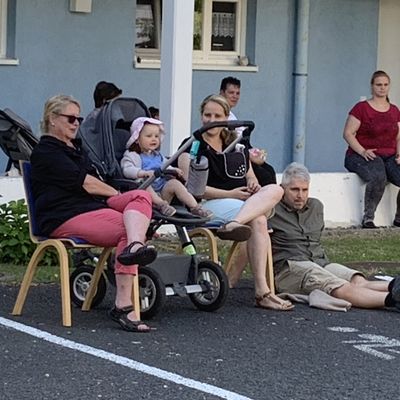Bild vergr��ern: Verschiedene Generationen kamen vor der Begegnungsst�tte zusammen und genossen die heitere Atmosph�re.
